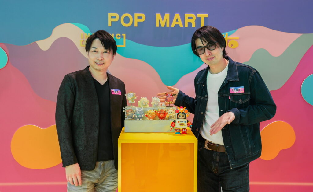 大久保博人(左)上野陽介(右)與POP MART泡泡瑪特聯名新品合影_