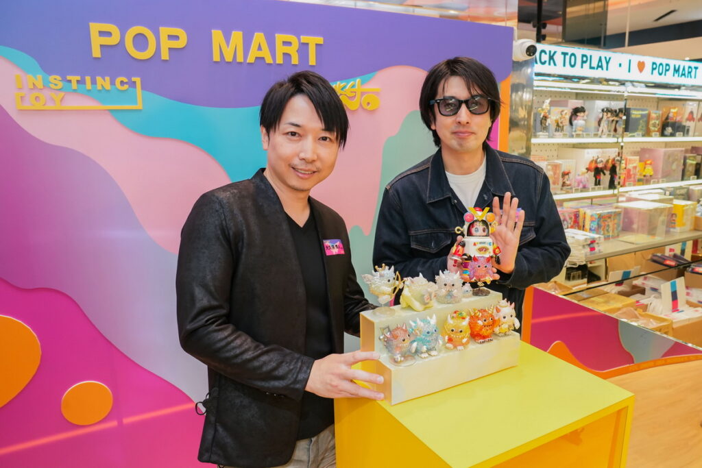 大久保博人(左)上野陽介(右)與POP MART泡泡瑪特聯名新品合影