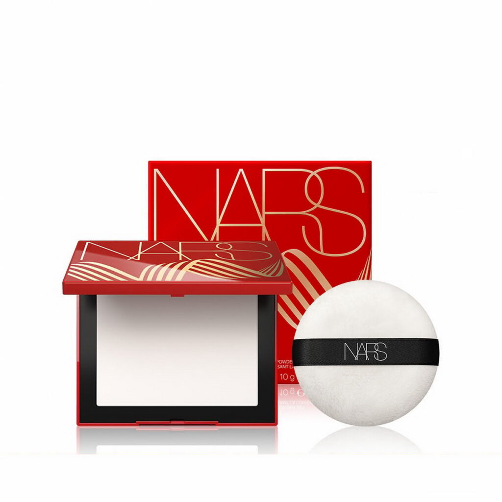 好氣色彩妝「NARS」裸光蜜粉餅粉撲典藏禮盒，迎春優惠價1,580元。