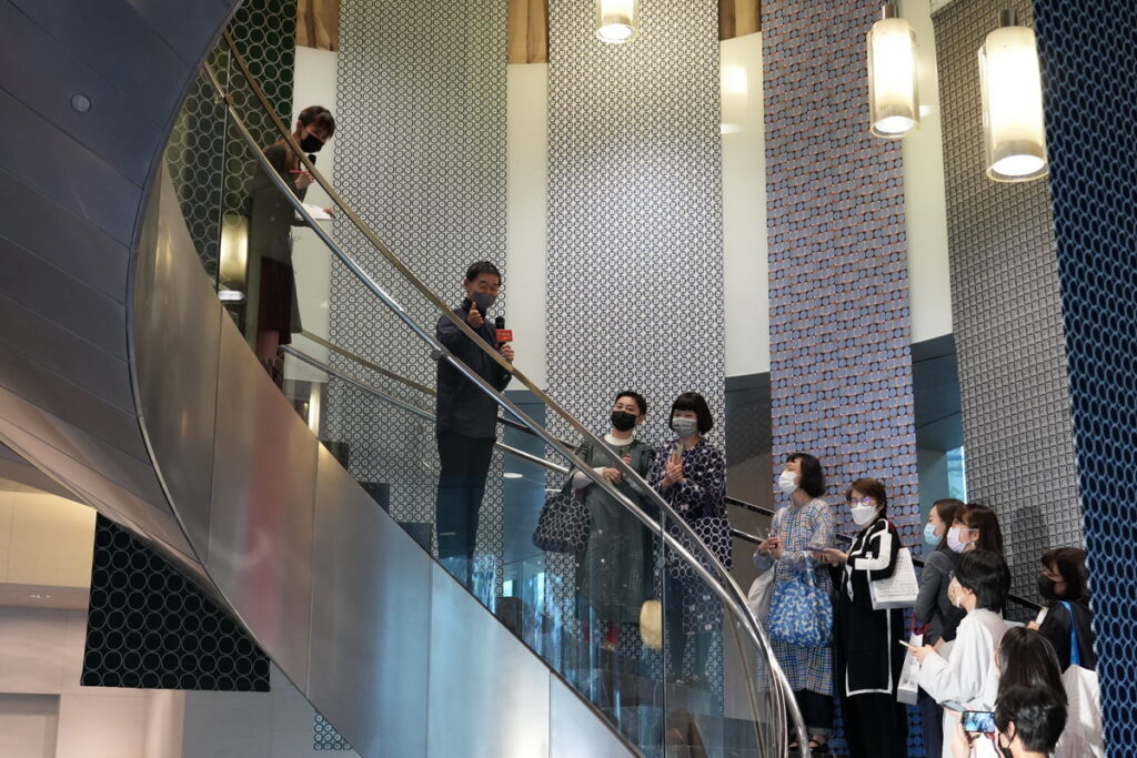 日本設計師皆川明（左2）於展覽現場進行導覽介紹