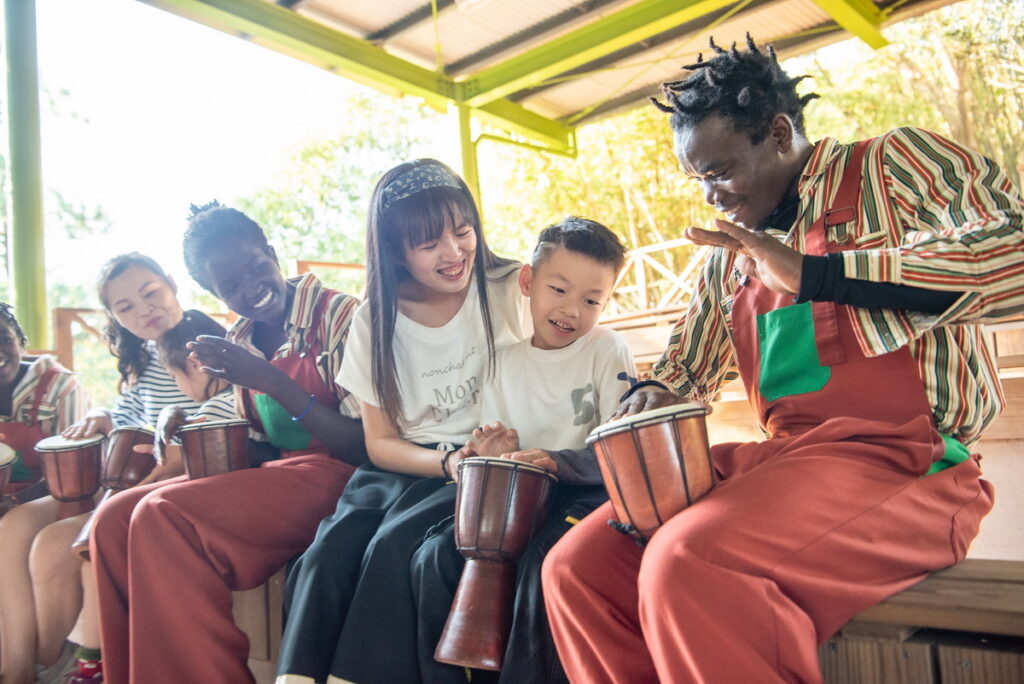 由烏干達表演家親授最道地擊鼓課程，感受民族音樂獨特魅力。(圖／六福旅遊集團提供)