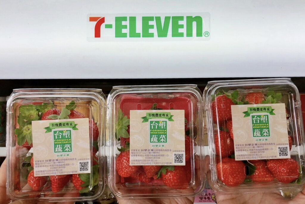 看好冬季草莓的高人氣，7-ELEVEN於實體門市、線上i划算平台販售新鮮盒裝香水草莓，自1月9日起於大台北地區門市限量開賣與台塑有機農場合作的盒裝「台塑有機草莓」