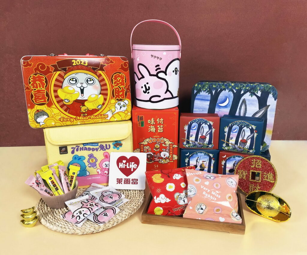 看好拜年送禮人潮增，萊爾富於門市現場推出不少可愛兔年肖像禮盒，超萌款式無論大人、小孩都喜愛。