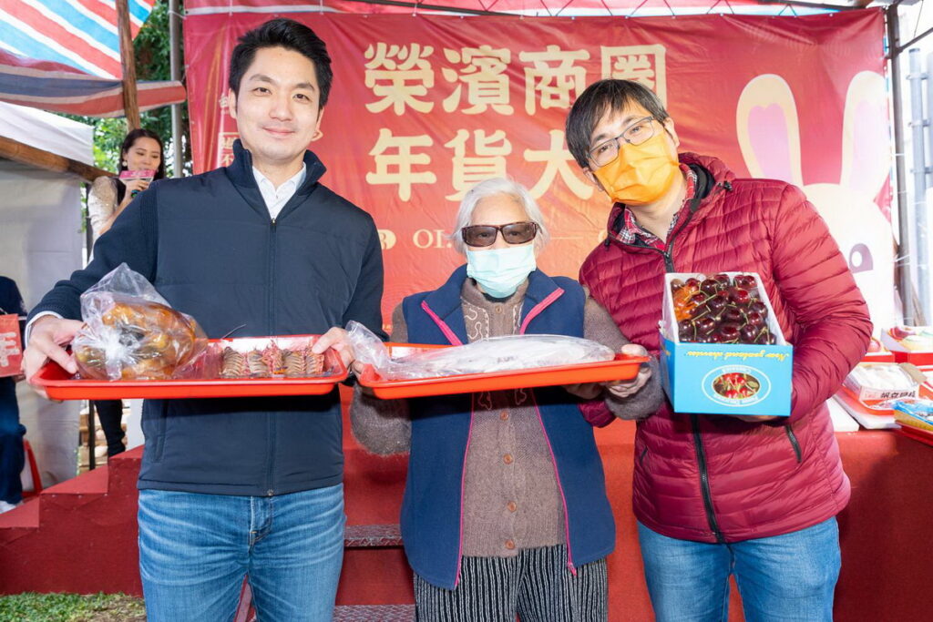 蔣萬安市長及陳威遠理事長致贈榮濱商圈特色農漁產品予得獎民眾