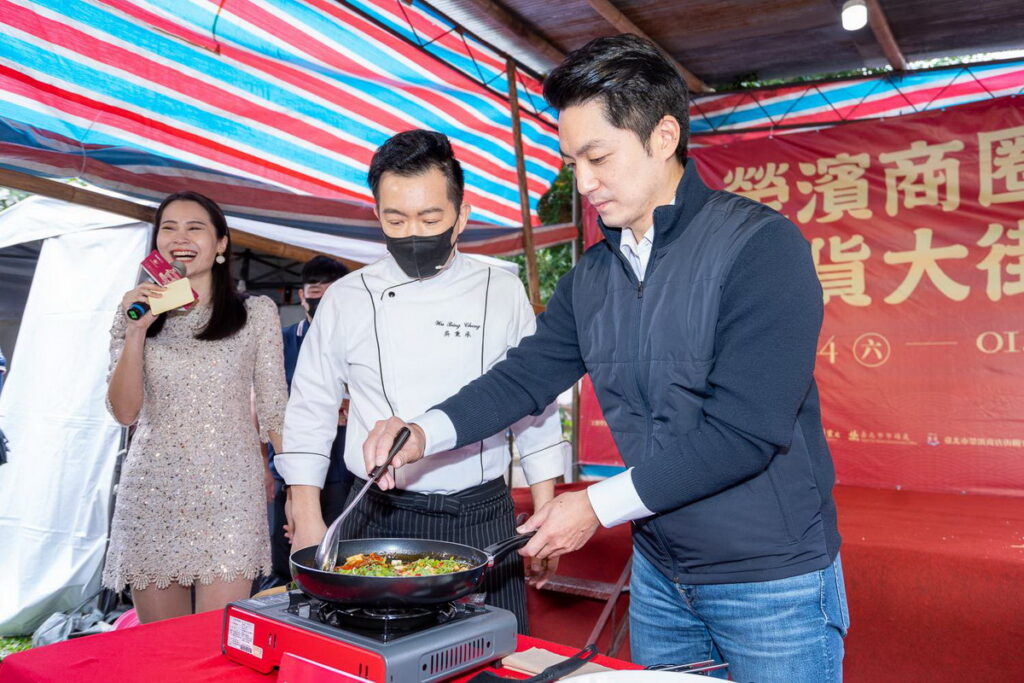 蔣萬安市長與型男主廚吳秉承示範製作年菜料理「鴻運麻婆燴鮮魚」