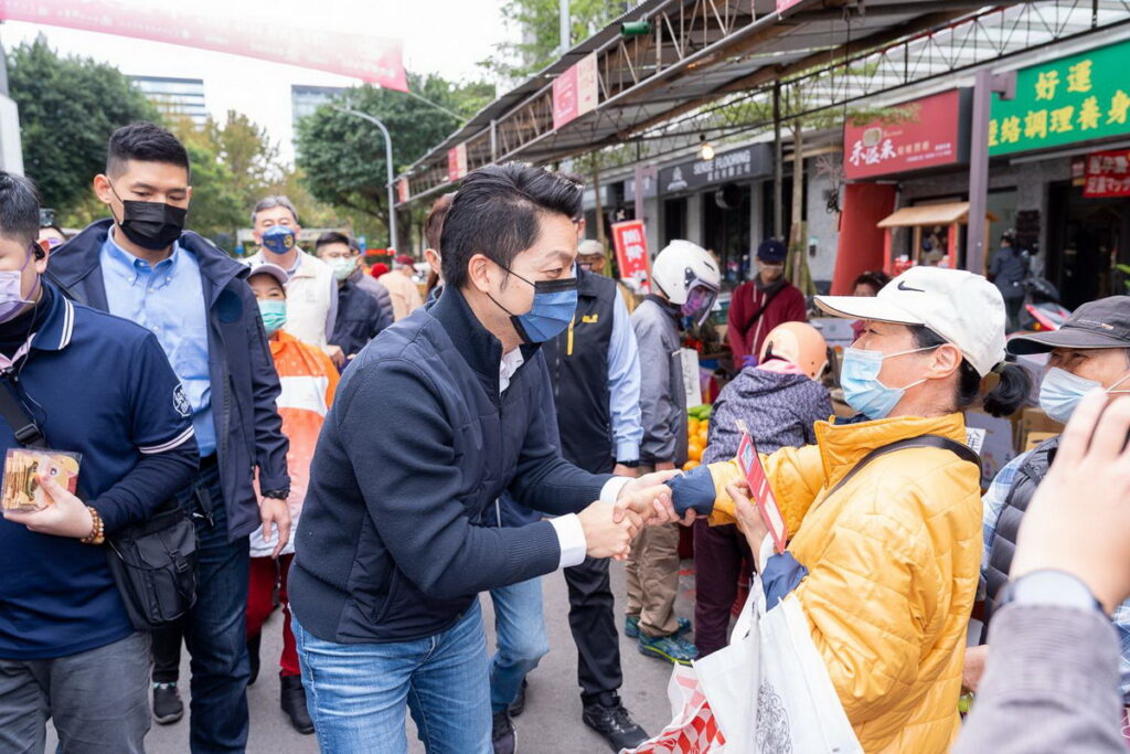 蔣萬安市長與民眾熱情握手