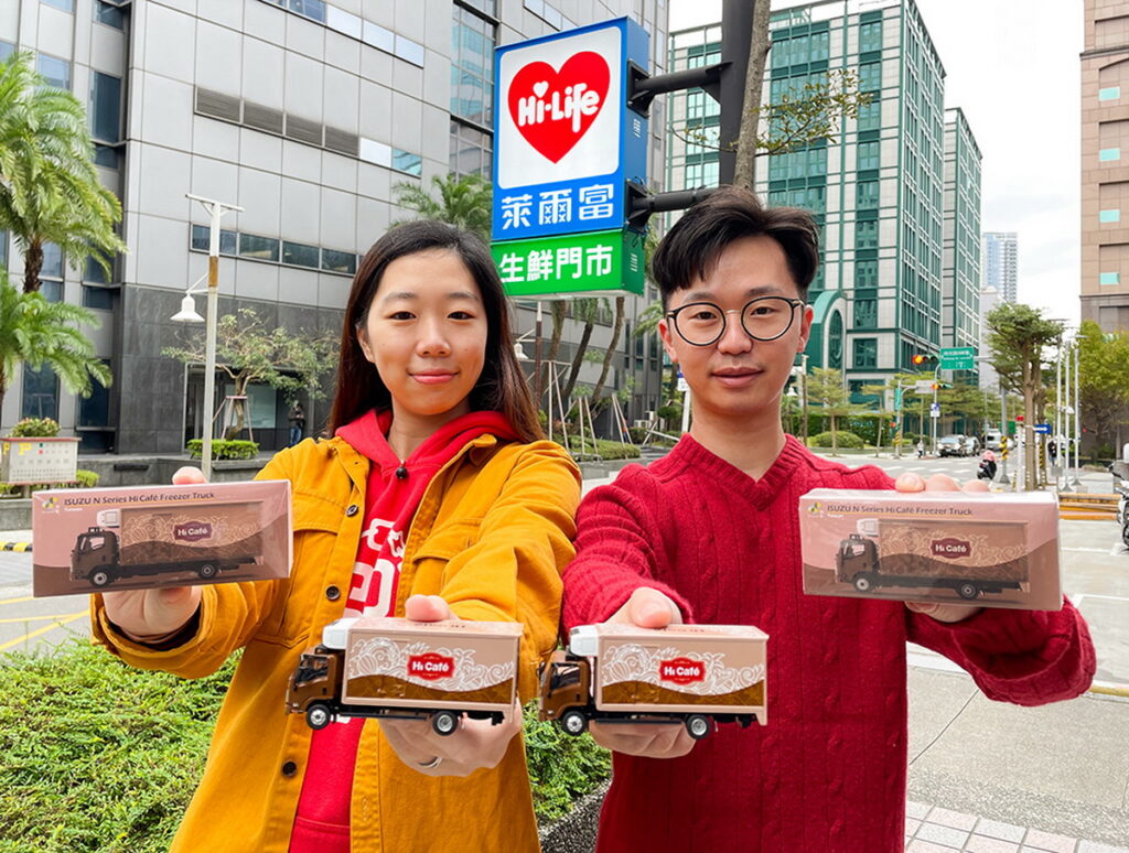 補班熱銷咖啡變身咖啡模型車，萊爾富攜手Tiny台灣微影推出超商獨家「Hi Café 模型紀念車」，2月1日上午10時重磅上市