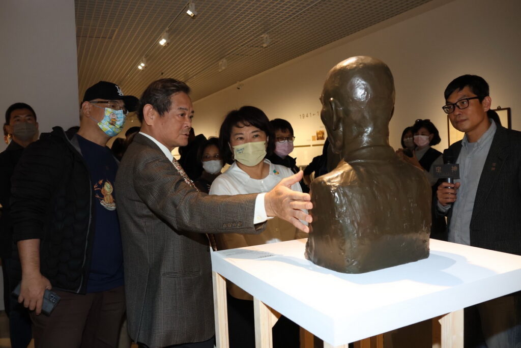 市長欣賞頭人像(左二 蒲浩志) 中黃敏惠市長，右策展人許遠達