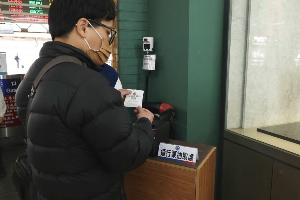  民眾抽取通行票證