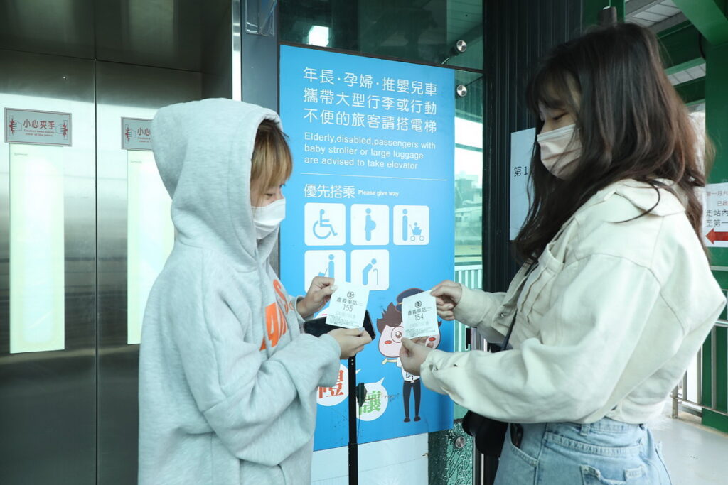 民眾抽取通行票證