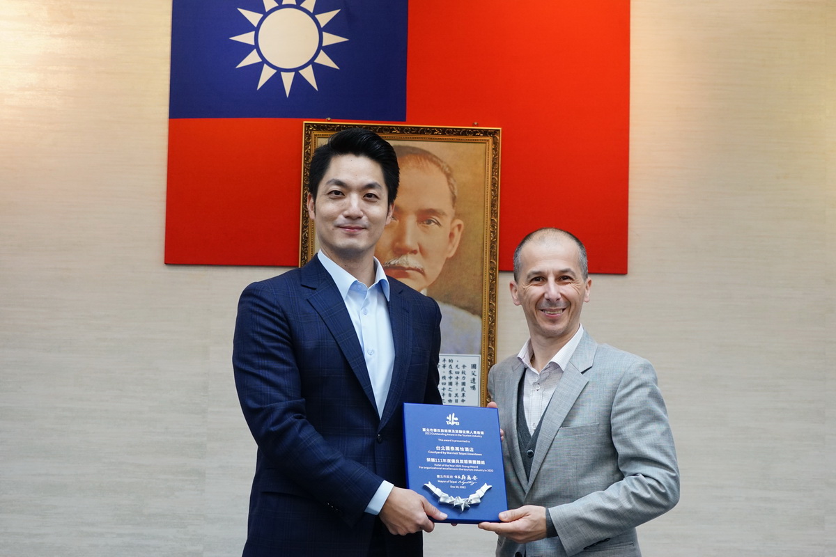 台北市長蔣萬安頒予台北國泰萬怡酒店總經理康傑男（Dario Congera）「優良旅館業團體組」獎項。