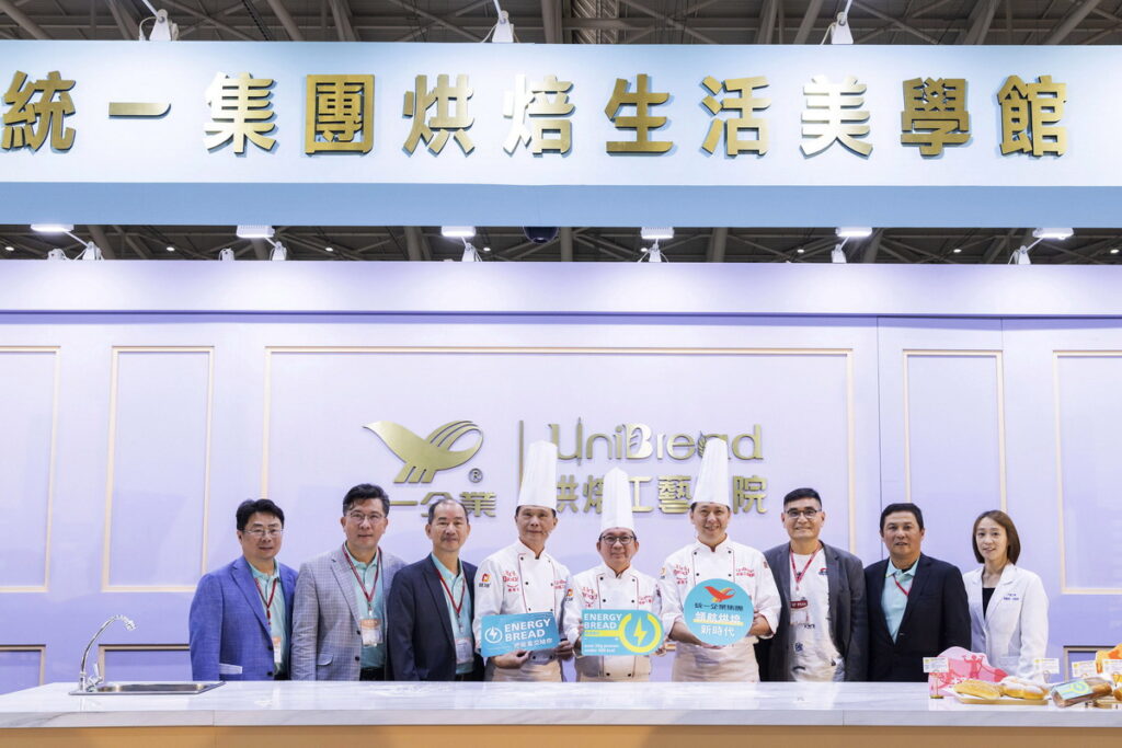 統一集團烘焙版圖全展開，王者之姿立足2023烘焙展，攜手三大烘焙名匠以 「能量」 重新定義麵包，宣告烘焙分眾新時代來臨！合照由左至右：統清(股)公司林政叡總經理、統一企業(股)公司凃忠正經理、統一企業(股)公司吳昆林所長、曹志雄師傅、吳寶春師傅、文世成師傅、統一企業(股)公司李清田總經理、統一企業(股)公司黃克偉總經理、千禧之愛健康基金會邱詩涵營養師