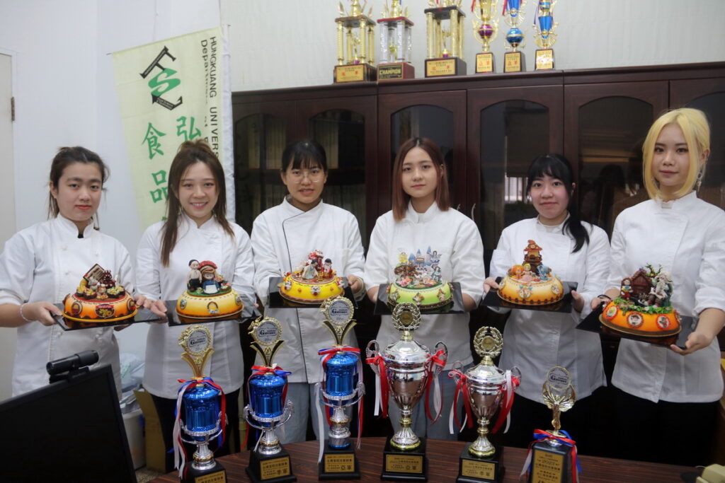食科系6名大二學生奪得2亞軍3季軍1佳作，其中馬來西亞籍學生蔡靖雯（左一）、李慧紋（左二）皆獲得季軍，難能可貴。