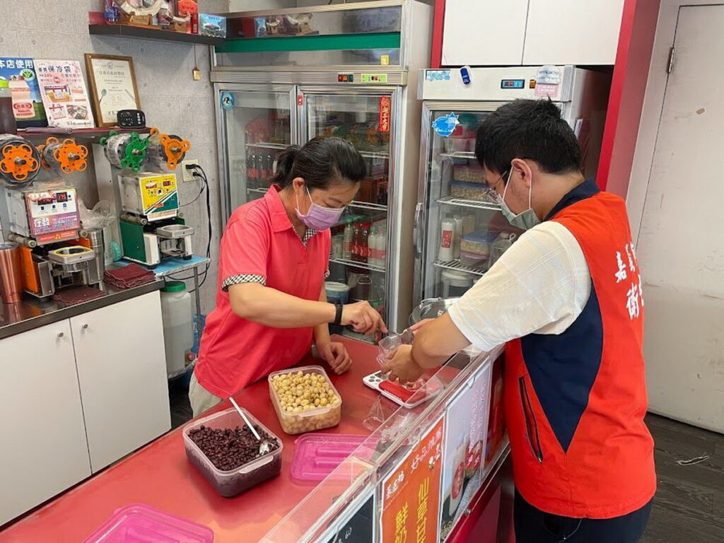 嘉義市政府衛生局針對本市飲冰品店、甜品店、超市、賣場等營業場所進行抽驗