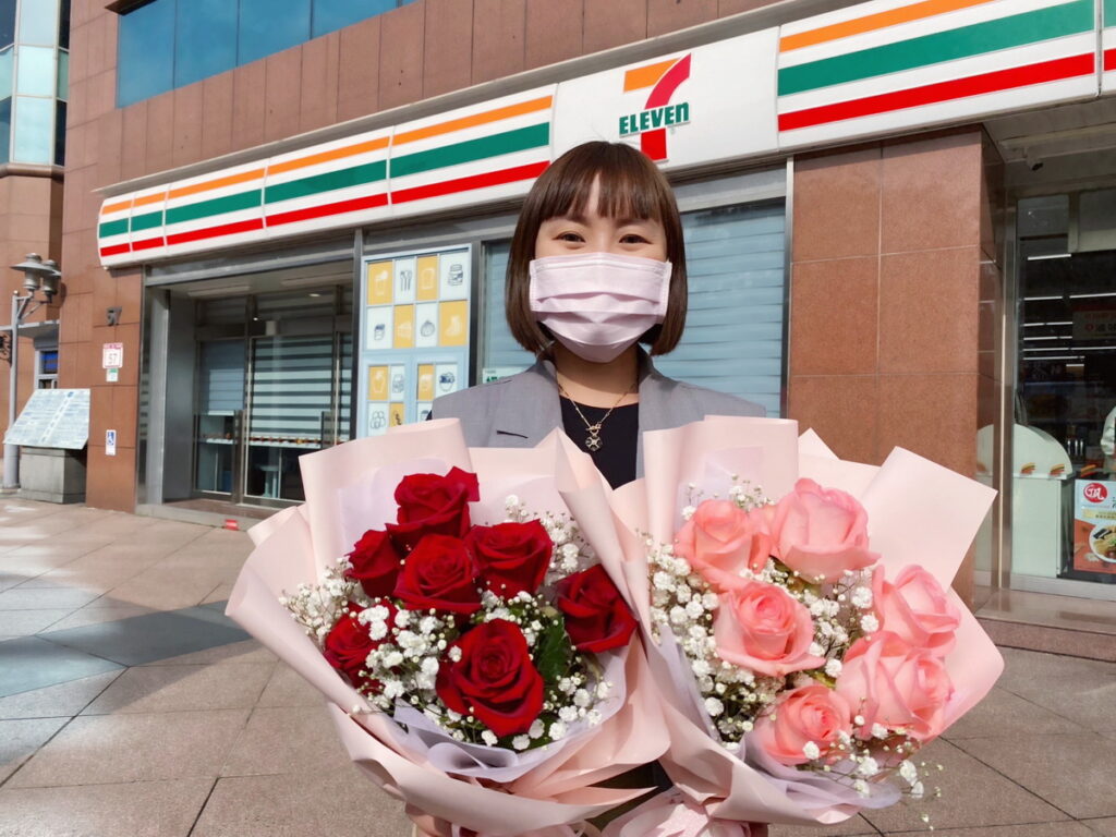 7-ELEVEN門市即日起至2月8日推出「因為愛情紅玫瑰花束」以及「雪莉公主粉玫瑰花束」預購
