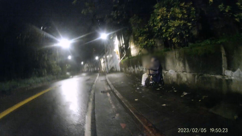 員警發現老翁正推著輔助輪於細雨綿綿的街道上踽踽獨行