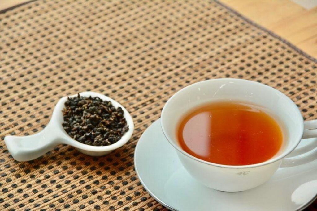 紅烏龍的茶湯水色橙紅，因為發酵做足，色澤接近紅茶，但又有烏龍茶的喉韻，協調出迷