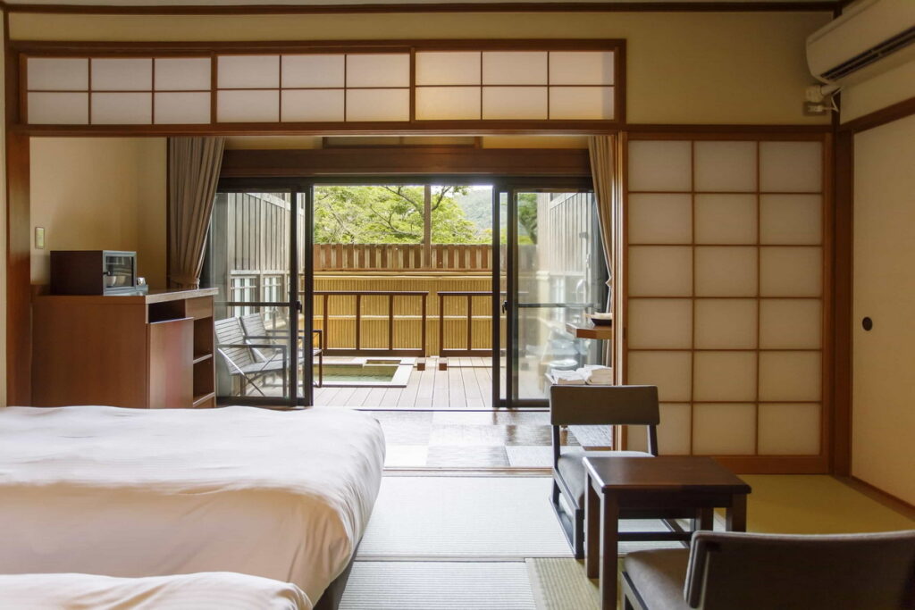 神奈川「Hakone Kowakien Mikawaya Ryokan」包和懷舊風的本館、日式房型的別管和四棟附設私人浴池的別墅。(圖片由Booking.com提供)