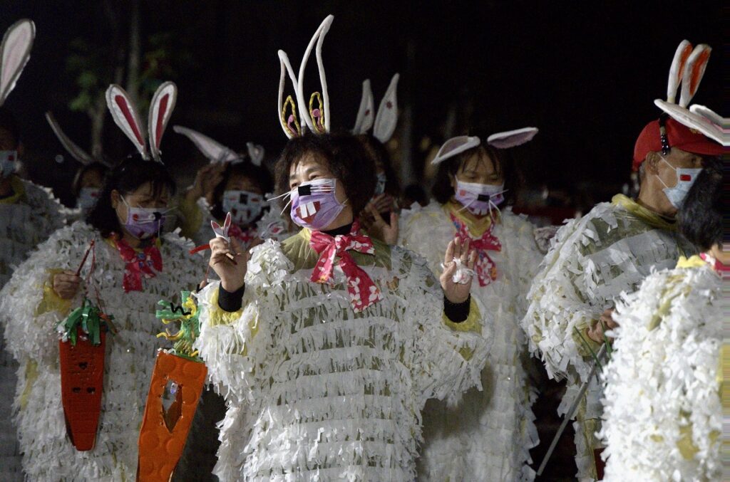 在「草鞋墩相揪鬧元宵」活動，南投縣河洛好客協會發揮口罩創意，動手創作有趣的兔子裝。（圖/工藝中心提供）
