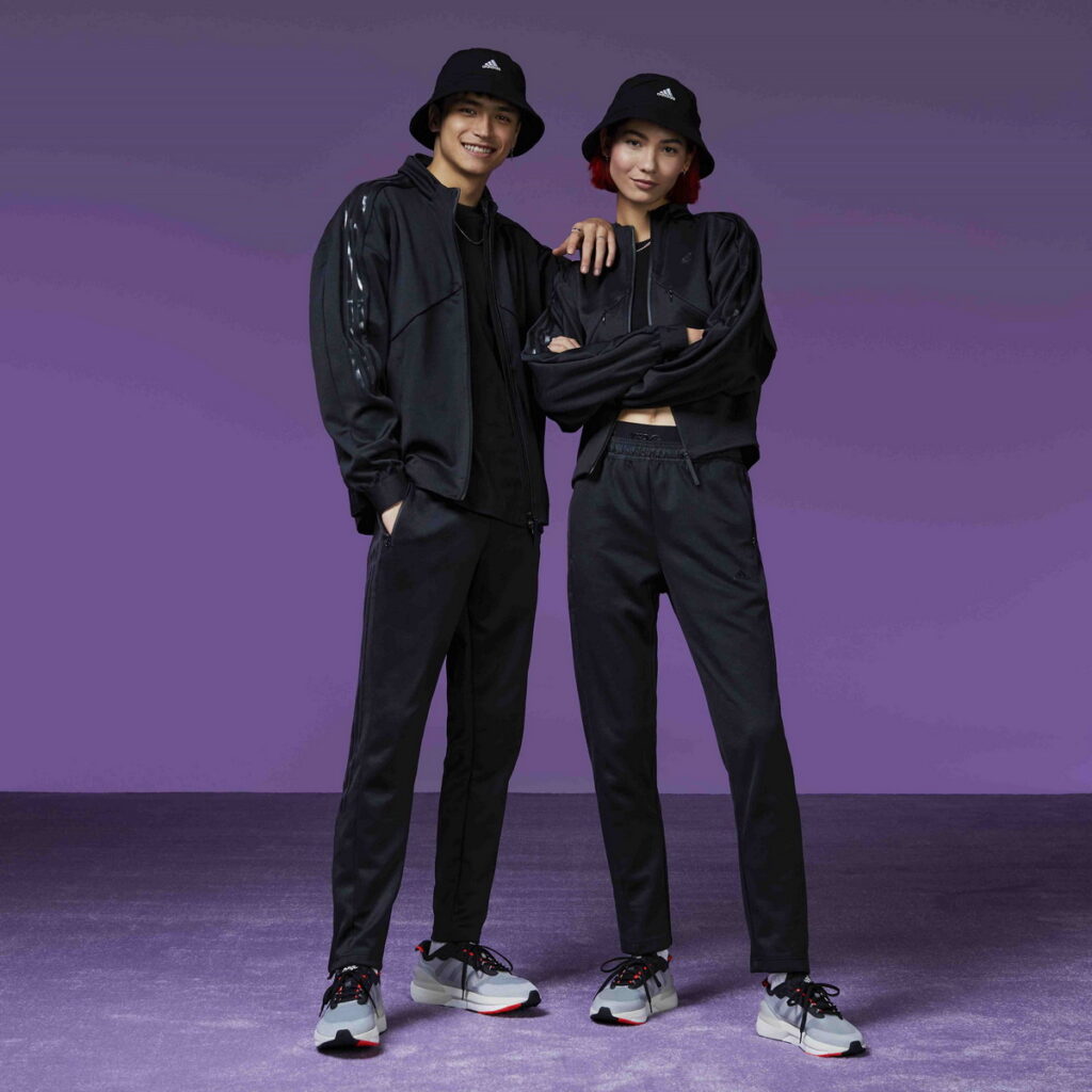  adidas Sportswear系列從舒適性和風格出發，透過簡單的剪裁和黑、紫兩色的簡約配色，適合作為情侶裝的穿搭選擇。
