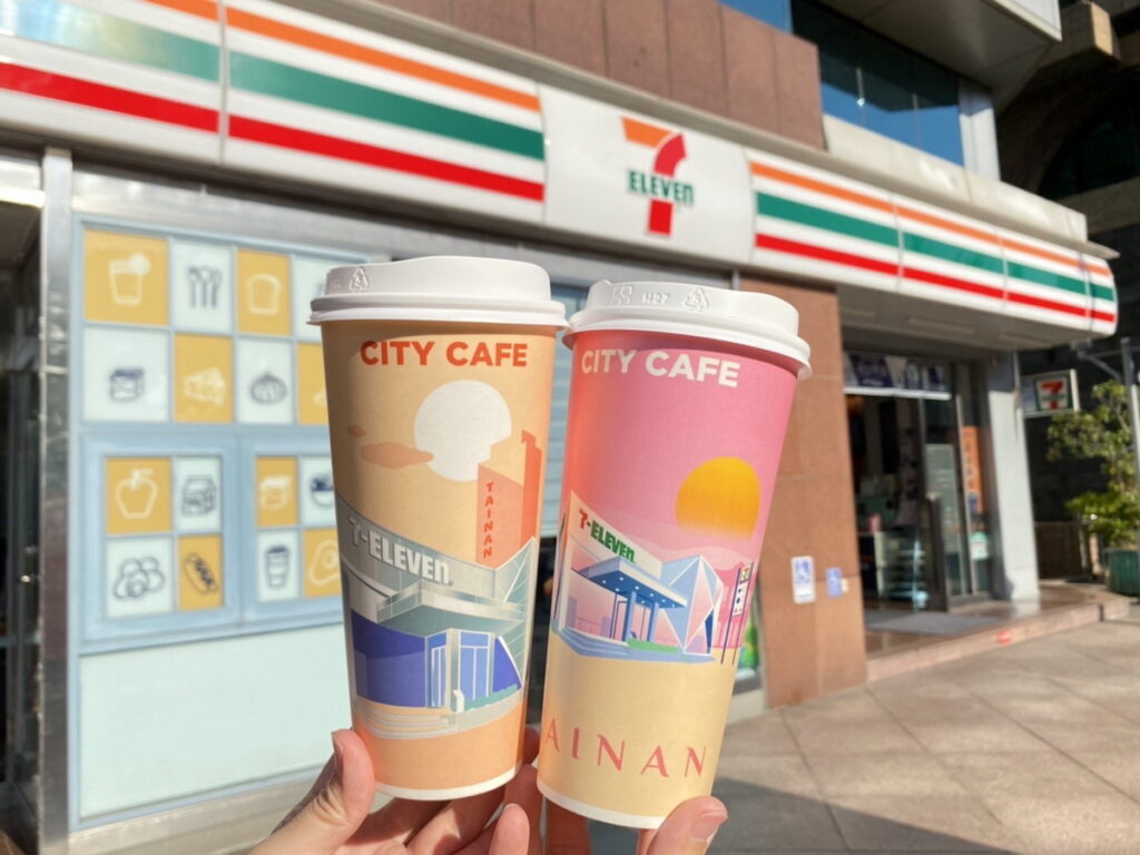7-ELEVEN門市自2月24日至2月28日限時五天推出CITY CAFE特大杯美式咖啡(冰熱)買1送1優惠