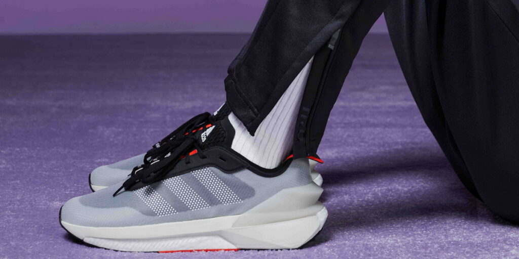 adidas AVRYN運動休閒鞋結合adidas BOOST 和 Bounce中底，提供輕量彈力腳感；Adiwear 大底則具備出色耐磨效果。