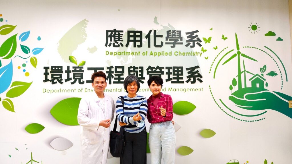 圖4：應化系學生范維翔、記者、助教清水，合影。（圖/記者陳惠玲提供）
