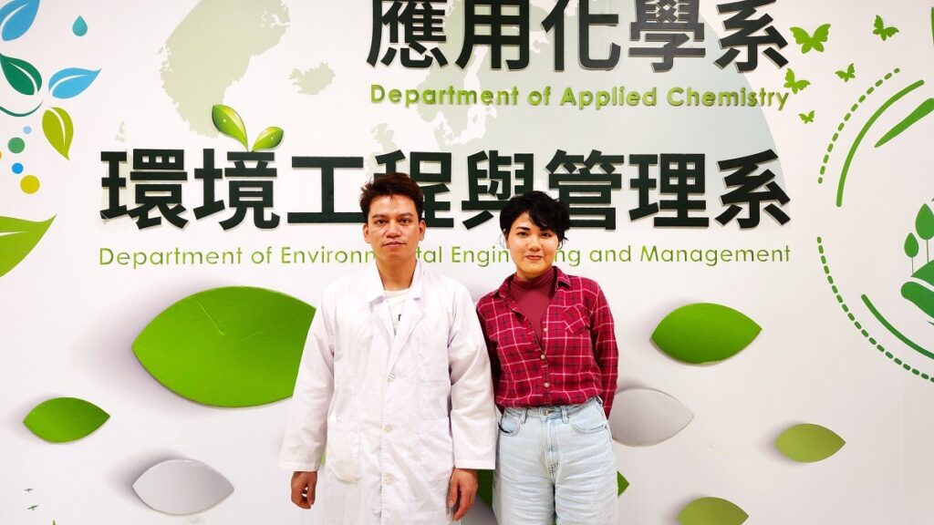 圖2：朝陽科大應化系三年級學生范維翔（左）與助教裴氏清水（右），訪談後合影。（圖/陳惠玲攝影）