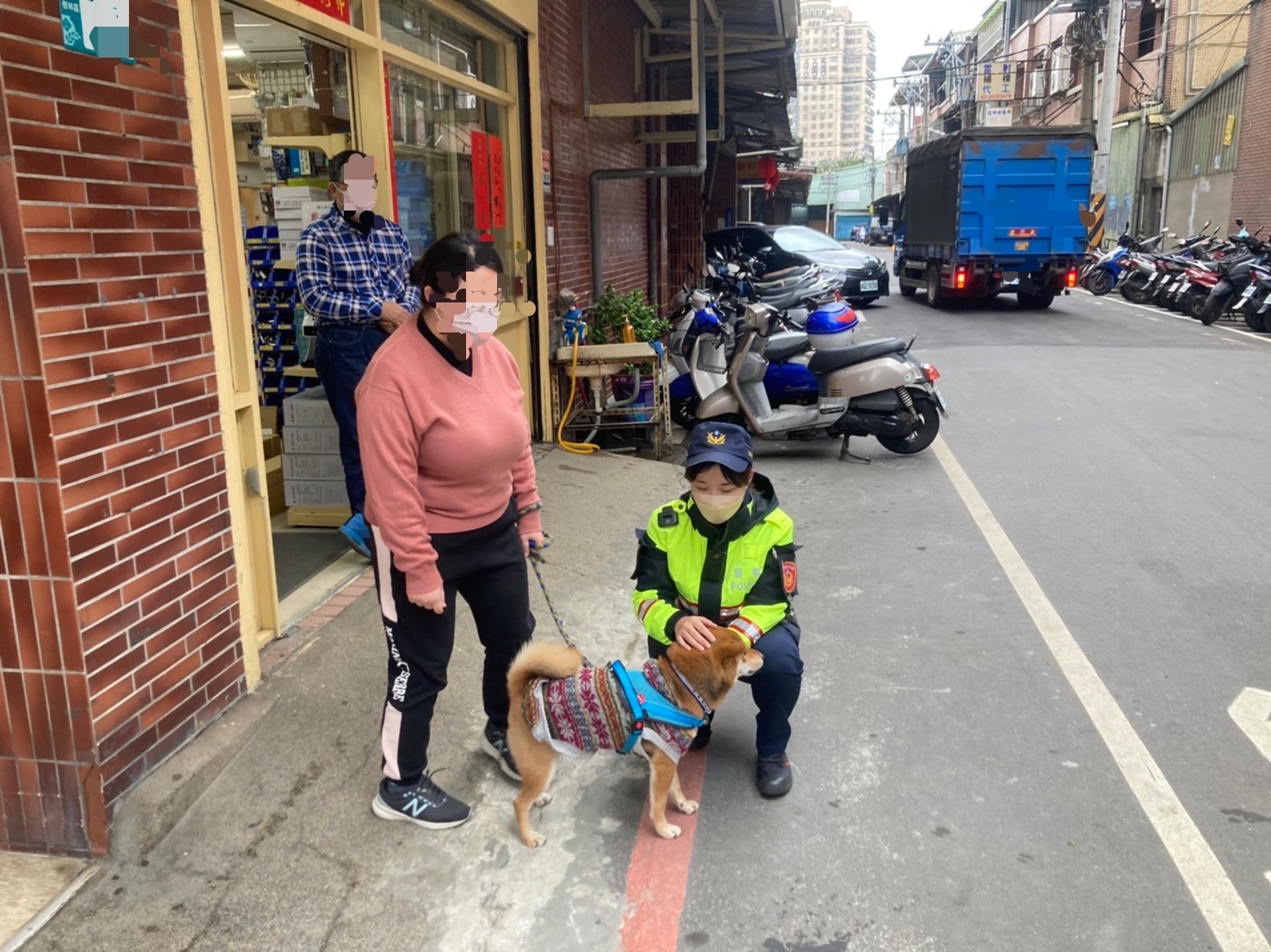 樹林分局三多派出所警員林欣儀、劉洛瑋協助幫忙民眾找回愛犬