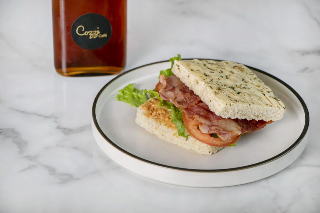 「Cozzi Café」即日起推出新餐食系列，以清爽、無負擔的概念設計了3款輕食