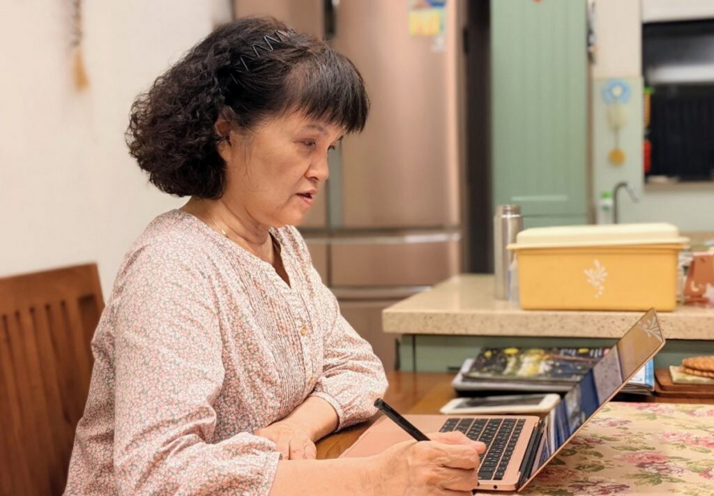 人生70才開始，退休老師芭蕾舞阿嬤，樂在線上學英文。