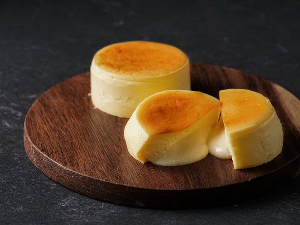 「普諾麵包坊．忠孝店」以外層蓬鬆柔軟的北海道乳酪蛋糕，並獨家改良