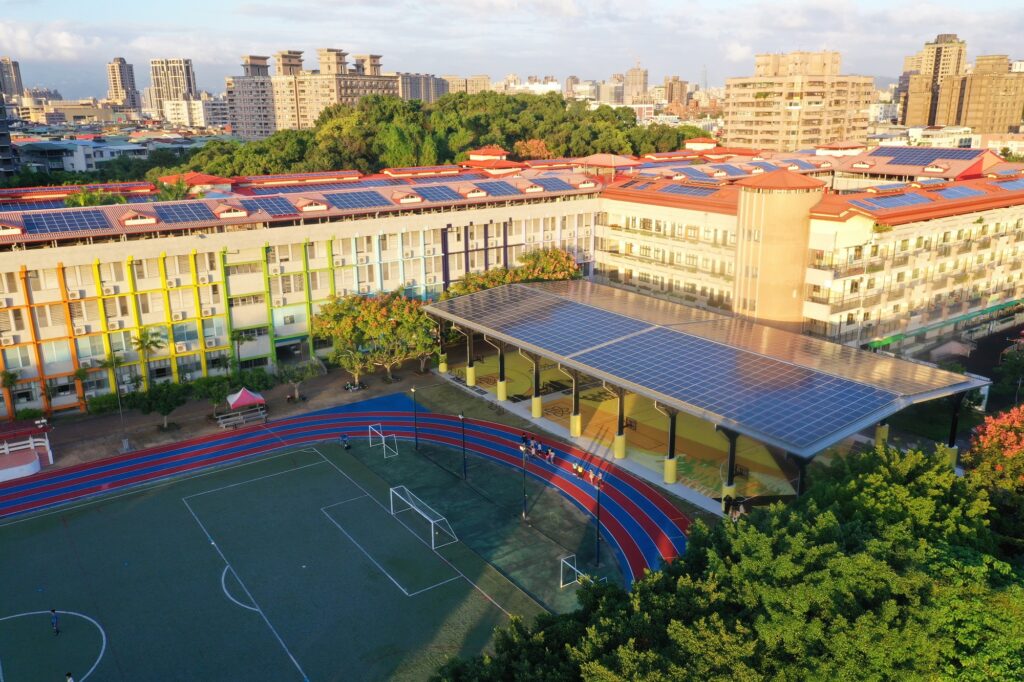 新北市自強國小光電球場與校舍屋頂完工俯視圖（圖／PGE太平洋綠能提供）