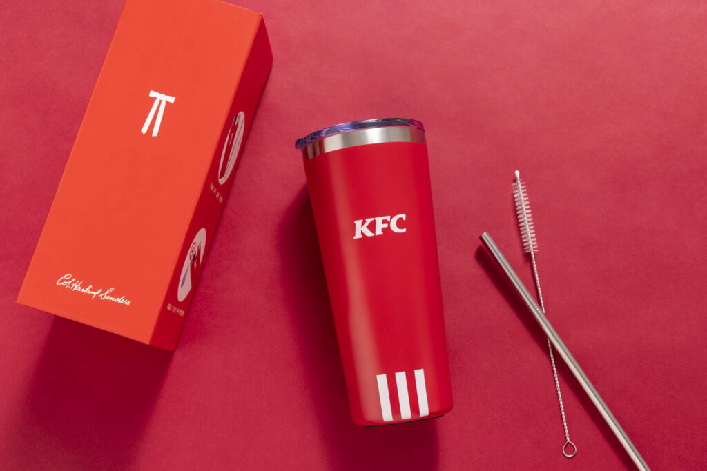 肯德基限量「肯愛地球杯」售價199元，以經典品牌紅打造出時尚風格，同步附贈不鏽鋼吸管與吸管刷，兼具環保與實用，送禮自用兩相宜。
