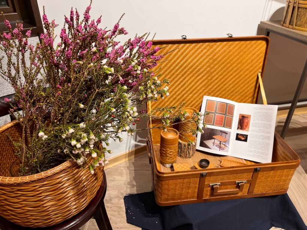 中央書局竹藝生活展特別向唐麗芳女士商借其珍藏的邱錦段作品-故事旅行箱
