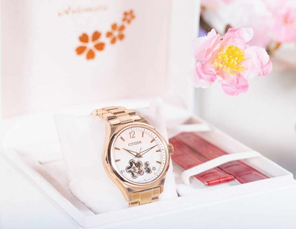 亞洲限定櫻花機械錶PC1017-61Y附紅色小牛皮錶帶，為腕錶搭出不同的熱情與優雅。