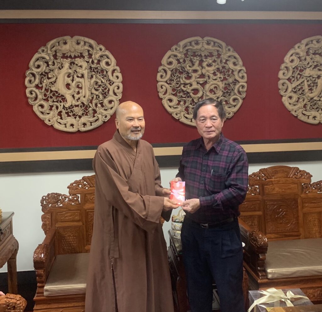 八田基金會董事長黃清山（右）代表基金會成員感謝玄空法寺上人（左）熱情接待。
