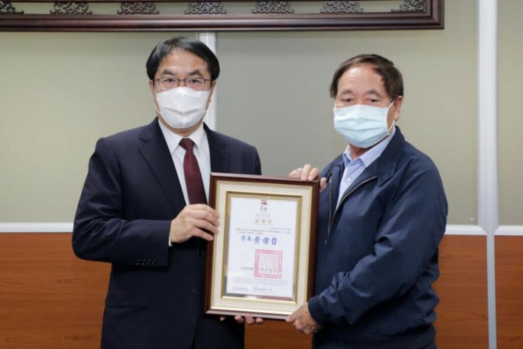 南六公司董事長黃清山（右）捐贈紙箱支援土耳其，獲台南市長黃偉哲左肯定。