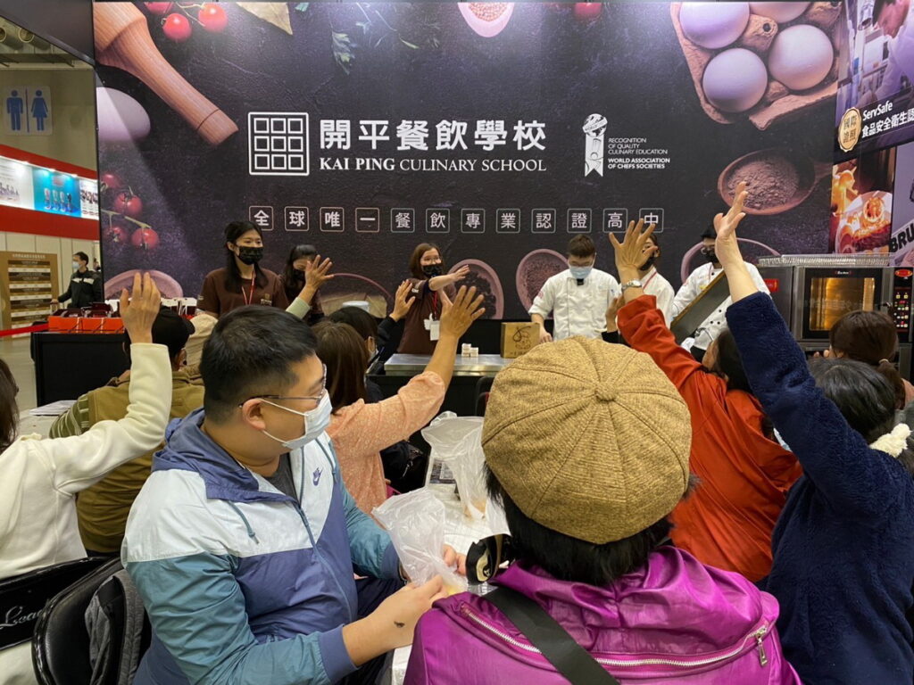 參與開平餐飲烘焙互動體驗課程的民眾踴躍舉手發問，現場互動熱絡。