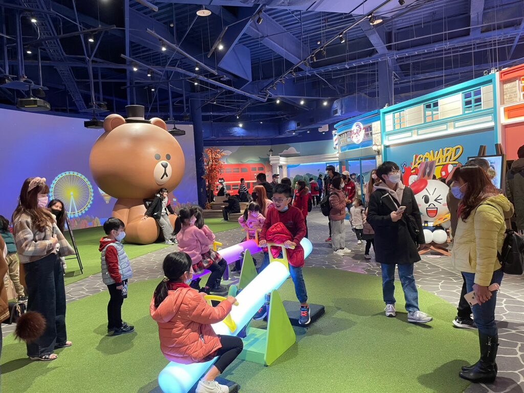 麗寶樂園渡假區引進超人氣LINE FRIENDS 明星 IP ，打造全球第一個熊大的麗寶小鎮，成功帶動人潮。