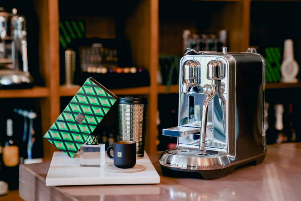 Nespresso首創「定量咖啡」概念，以每款咖啡最適合的水量、水溫與19bar高壓萃取，維持每杯咖啡的口感與高品質