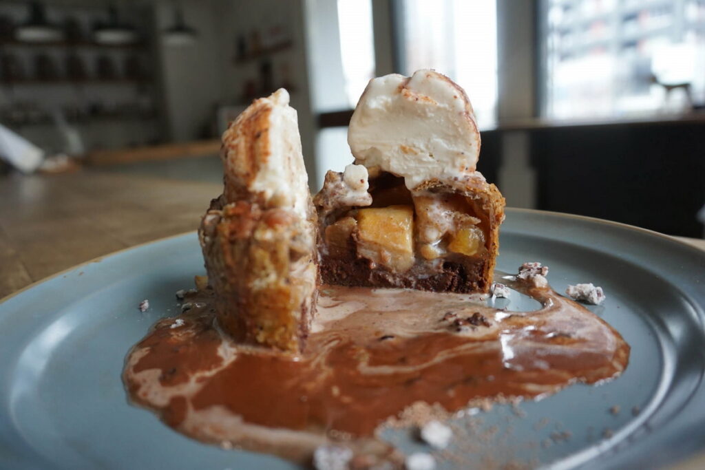 使用厚實的蘋果塊、手工折製的派皮、香濃巧克力製成的「巧克力蘋果派」也是Minimal富谷本店才能享用的限定甜品。（照片來源：ⒸMinimal - Bean to Bar Chocolate -）