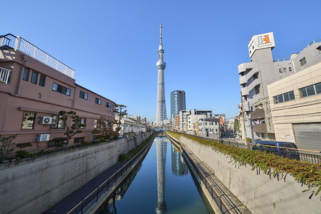 以藍白為基調設計的東京晴空塔，又名東京天空樹，是東京自由行的遊客必訪之地。（圖片來源：©TCVB）