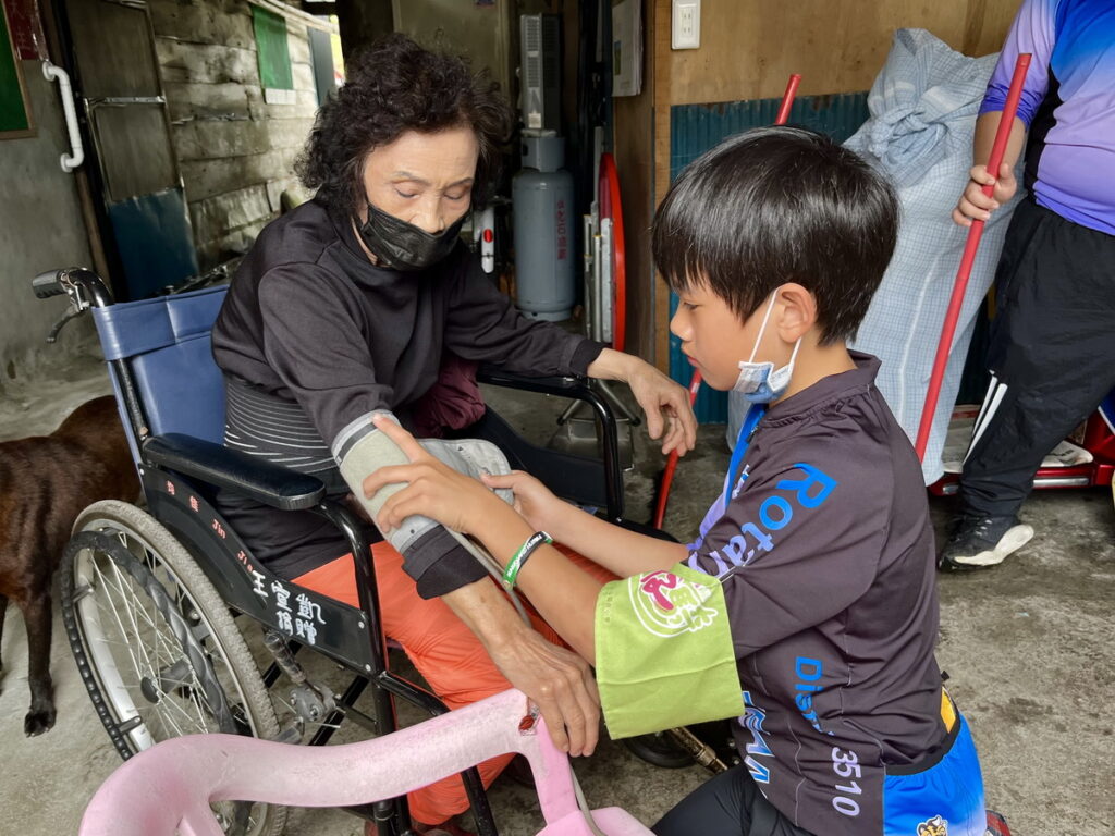 玉山國小學童獨輪車環島 樂扶基金會安排關懷阿美族老奶奶 幫忙量血壓、按摩、打掃居家環境