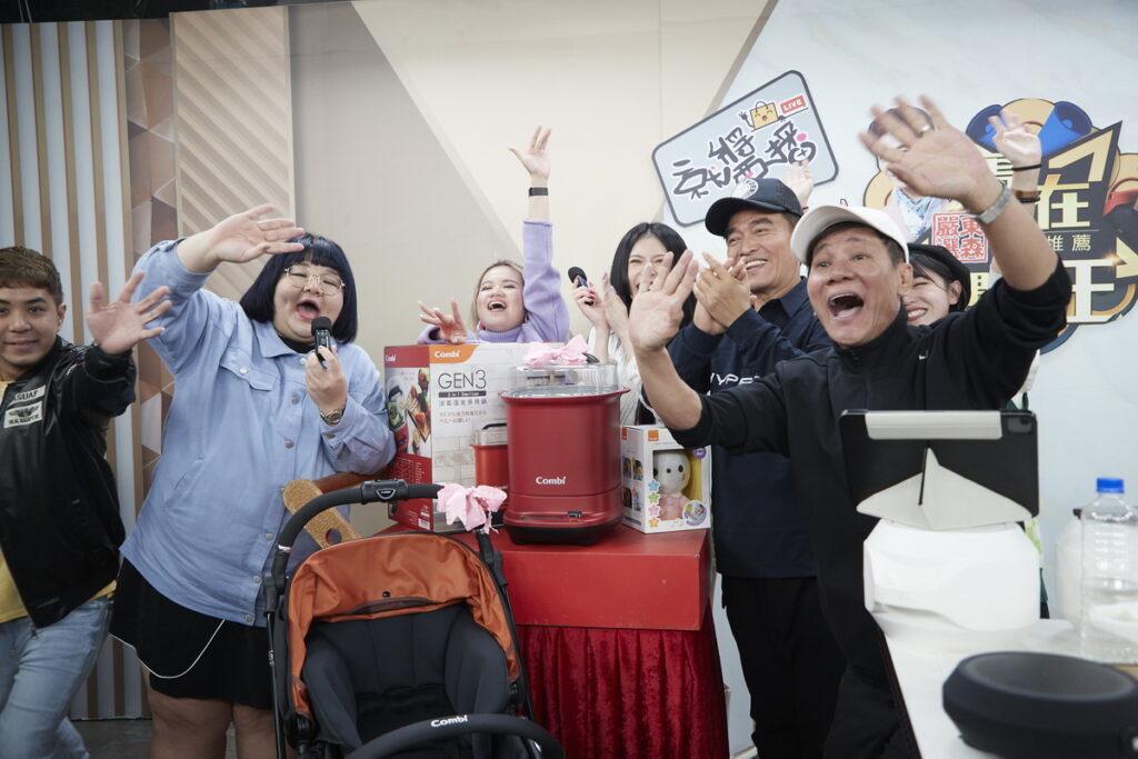 新加坡直播天王王雷(右)為了喜賀憲哥當阿公，特地託人準備了萬元阿公大禮-Combi的「「CROSSGO輕巧日系大輪旗艦嬰兒推車」、「Combi兔兔小夥伴」、和超實用的「GEN3消毒溫食多用鍋」。