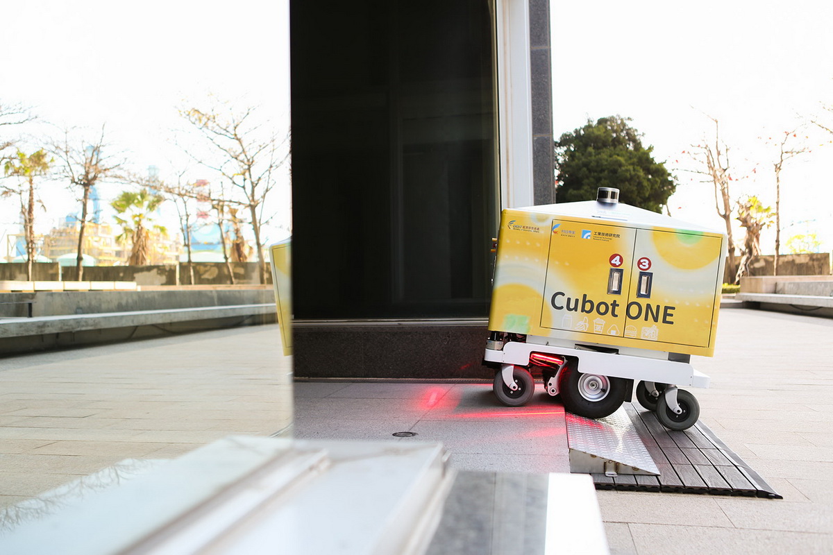 工研院攜手統一超商及foodomo外送平台，於高雄軟體園區試營運Cubot ONE機器人外送服務，整合3D定位與導航技術、5G連網整合技術及專利車體設計，遇到上下坡時也能平穩行進。