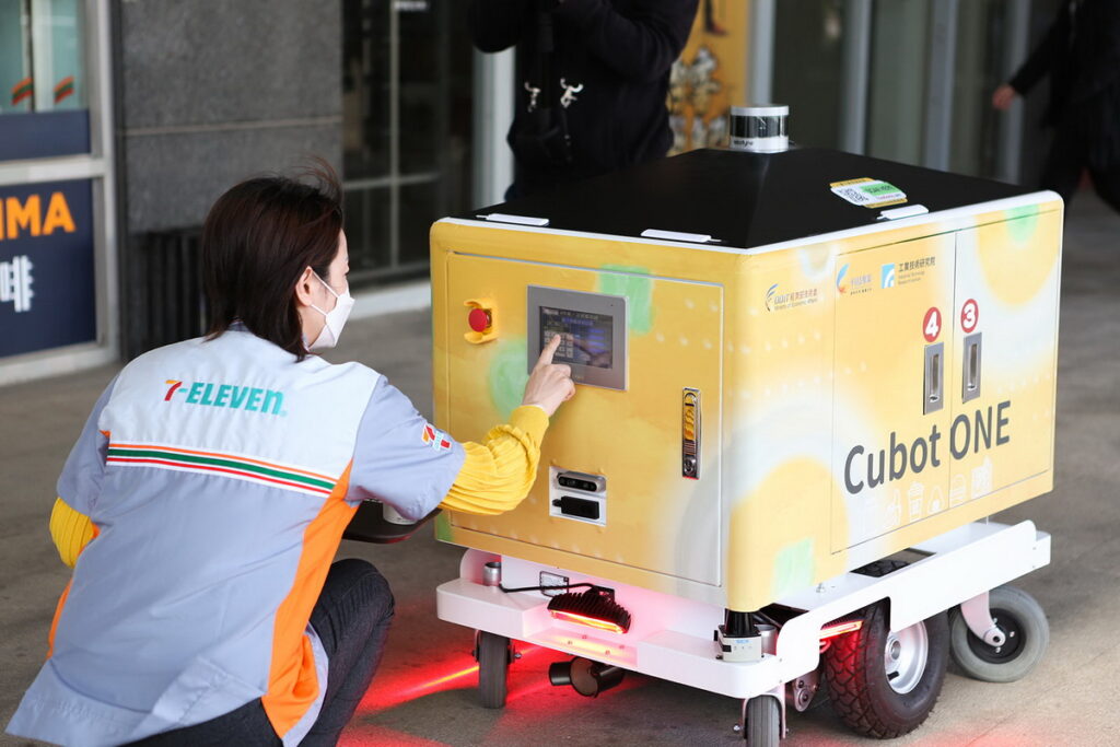 經濟部技術處補助工研院打造全臺第一個機器人外送員Cubot ONE，自3月1日起至12月31日在高軟園區試營運，園區上班族可透過手機訂購7-ELEVEN軟科門市商品。