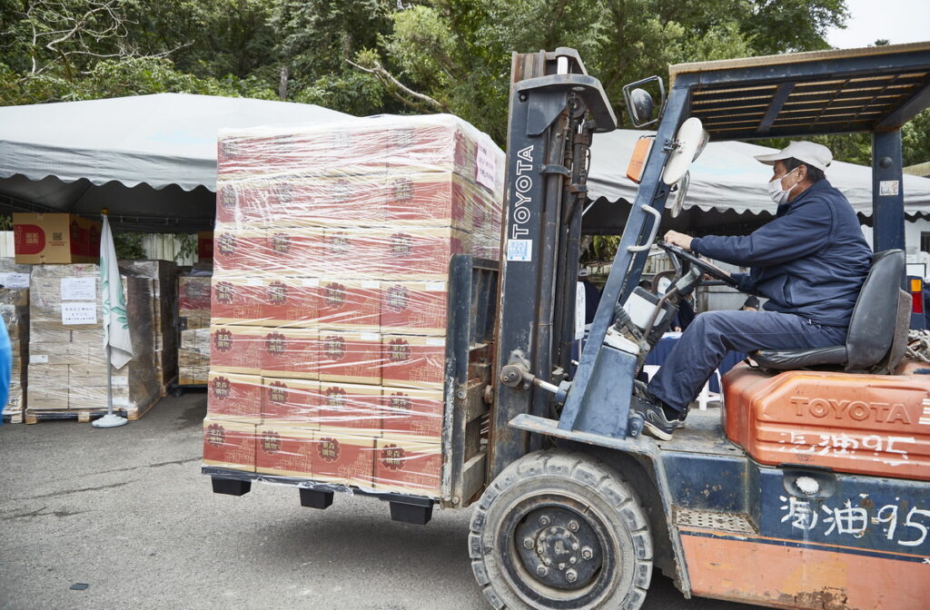 ▲東森購物以專車將捐贈物資送至抵台北慈濟基金會內湖聯絡處，與全台愛心一起送至土耳其。
