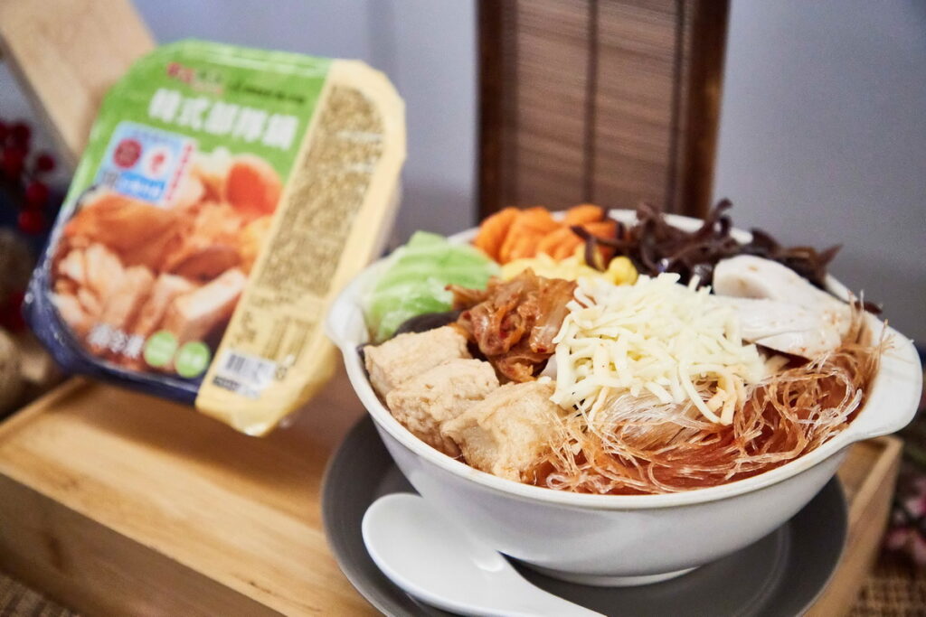 ▲東森購物推出「共善商品」為「東森農場-蔬食餐盒」，圖為韓式部隊鍋。