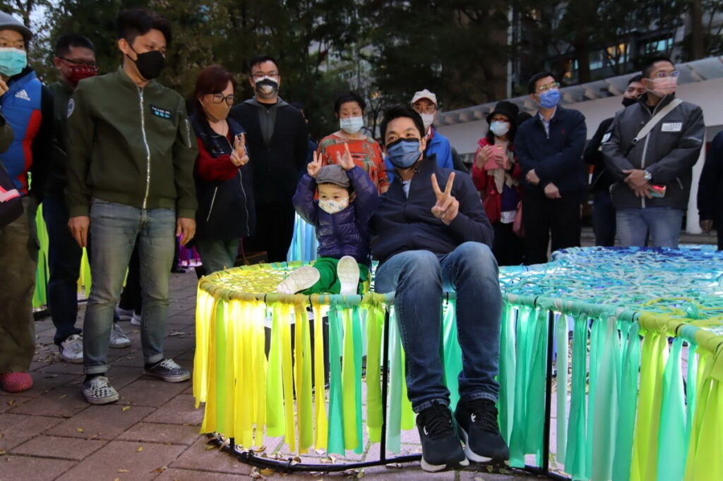 臺北市蔣萬安市長和孩童一同坐在「榮容」上進行合影